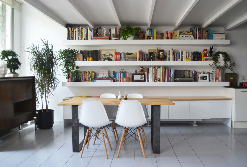 На фото: столовая среднего размера в стиле фьюжн с белыми стенами и деревянным полом без камина