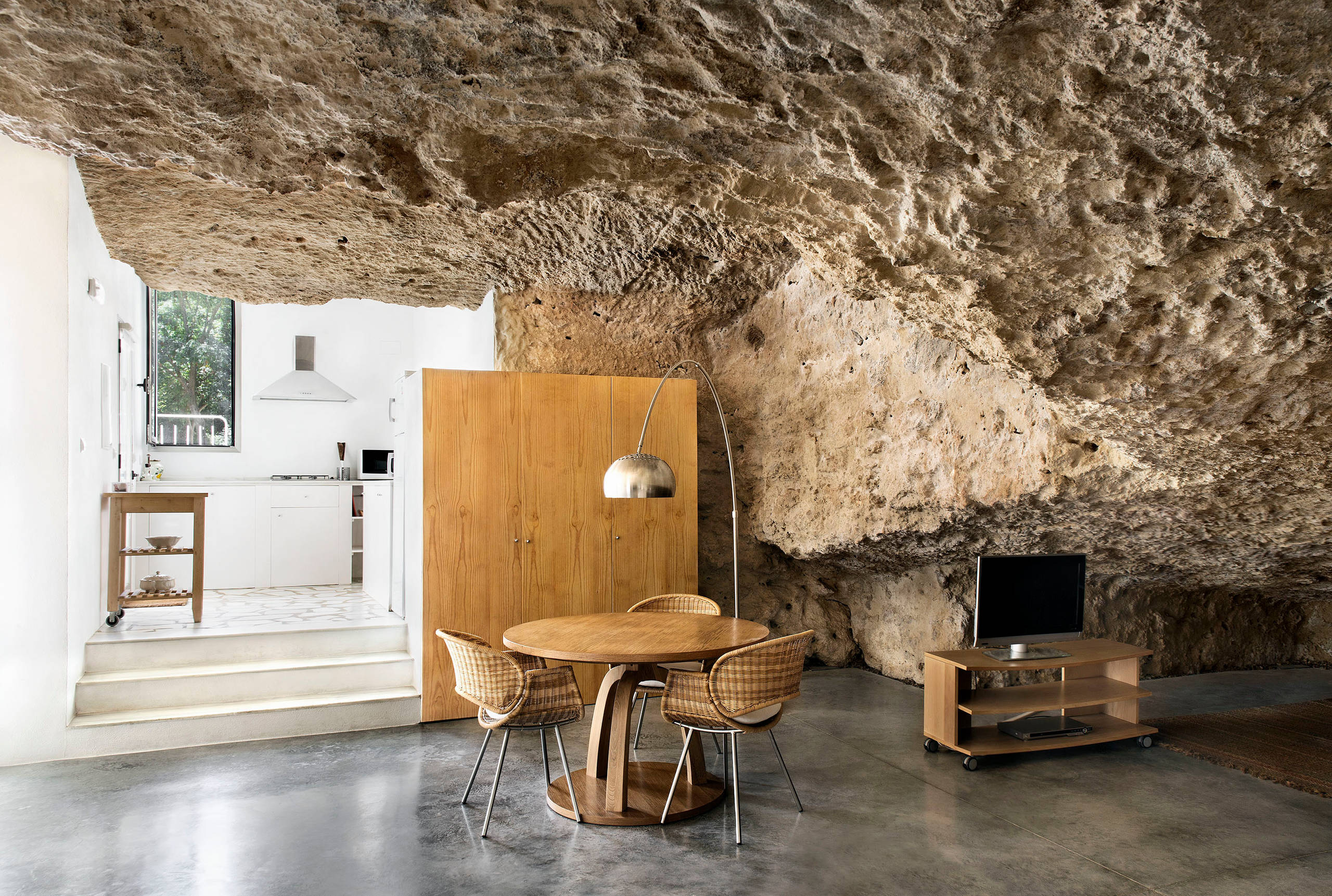 Современные скалы. Пентхаус в скале, Бейрут, Ливан. Cave House в Испании. Необычный интерьер. Пещерный стиль в интерьере.