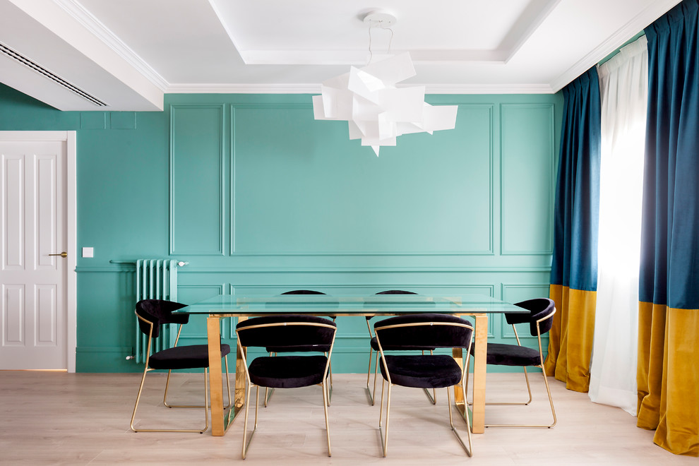 Idee per una sala da pranzo minimal con pareti blu, parquet chiaro e pavimento beige