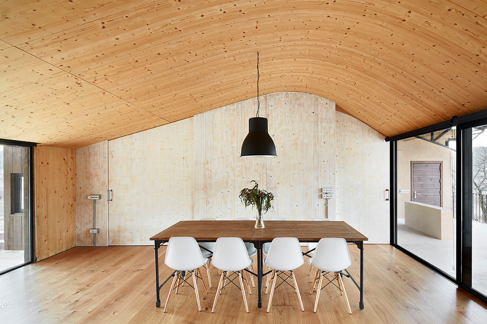 Cette image montre une salle à manger rustique avec un mur beige, parquet clair et aucune cheminée.