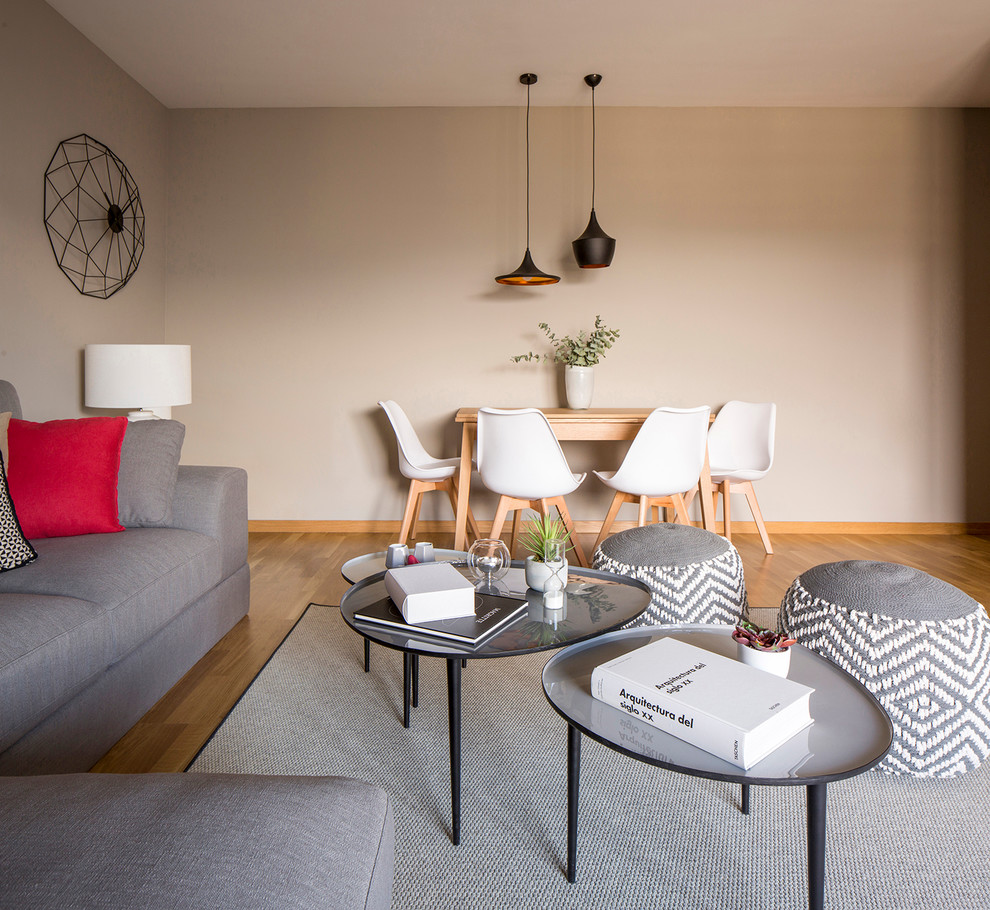 Foto på en mellanstor minimalistisk matplats med öppen planlösning, med beige väggar och mellanmörkt trägolv