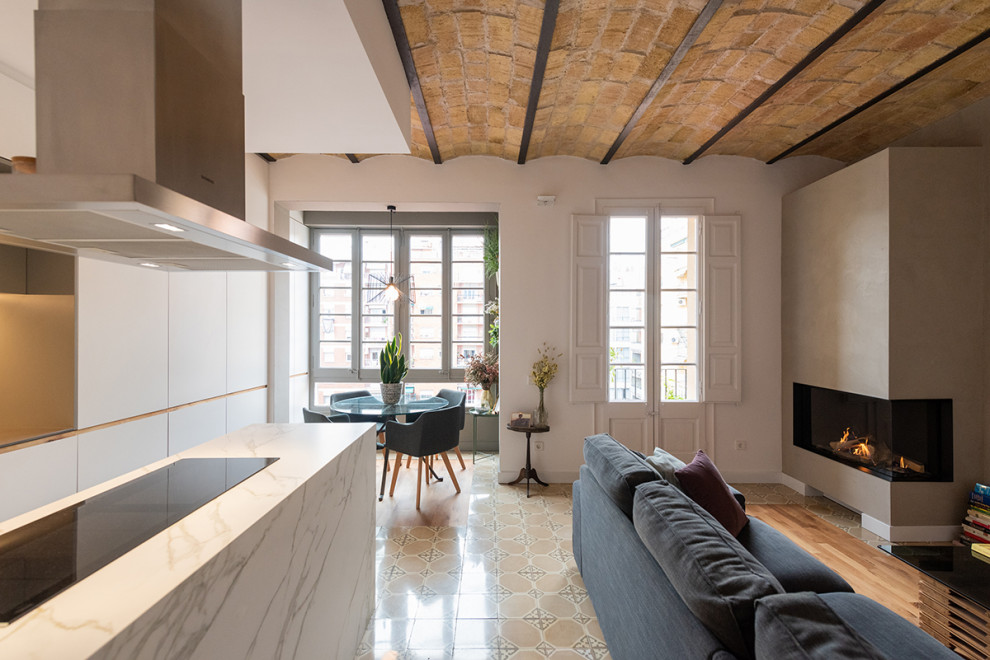 Inspiration pour une salle à manger ouverte sur le salon minimaliste de taille moyenne avec un mur blanc, un sol en bois brun, une cheminée d'angle, un manteau de cheminée en métal et un sol beige.