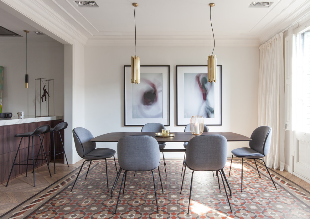 Ispirazione per una sala da pranzo aperta verso la cucina contemporanea di medie dimensioni con pareti bianche, pavimento con piastrelle in ceramica, nessun camino e pavimento multicolore