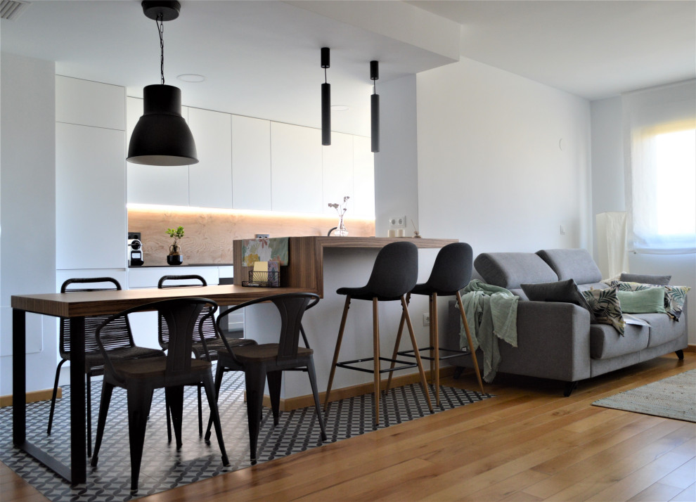 Источник вдохновения для домашнего уюта: столовая в скандинавском стиле с белыми стенами и светлым паркетным полом