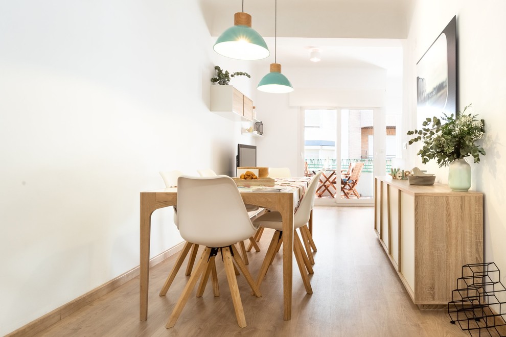 Idéer för en minimalistisk matplats, med vita väggar, ljust trägolv och beiget golv