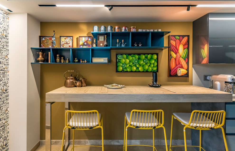 Идея дизайна: кухня-столовая в современном стиле с желтыми стенами и бежевым полом