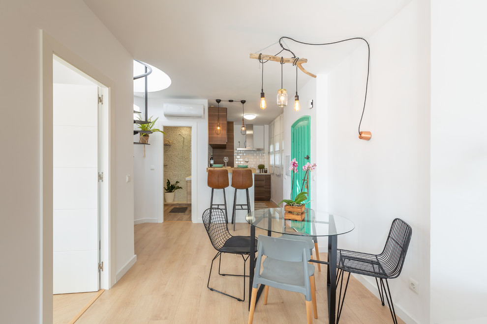 Стильный дизайн: кухня-столовая среднего размера в средиземноморском стиле с белыми стенами и светлым паркетным полом - последний тренд
