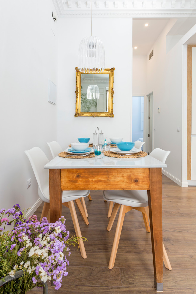 Diseño de comedor contemporáneo pequeño abierto sin chimenea con paredes blancas y suelo de madera en tonos medios