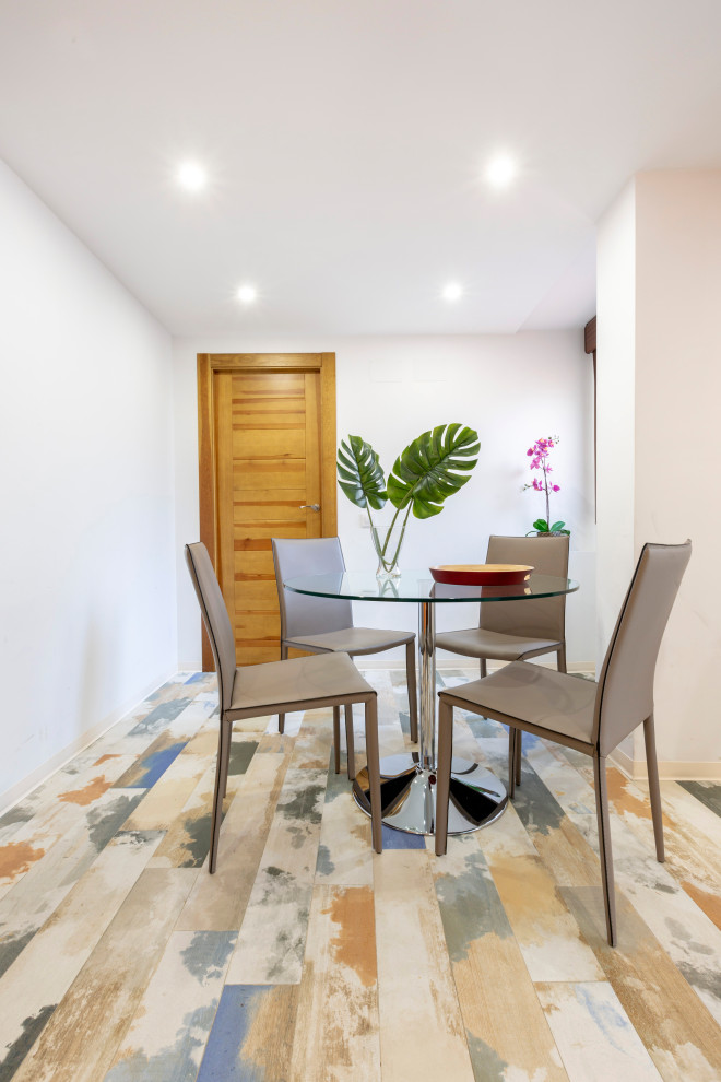 Ispirazione per una sala da pranzo aperta verso il soggiorno contemporanea di medie dimensioni con pareti bianche, pavimento in legno verniciato e pavimento multicolore