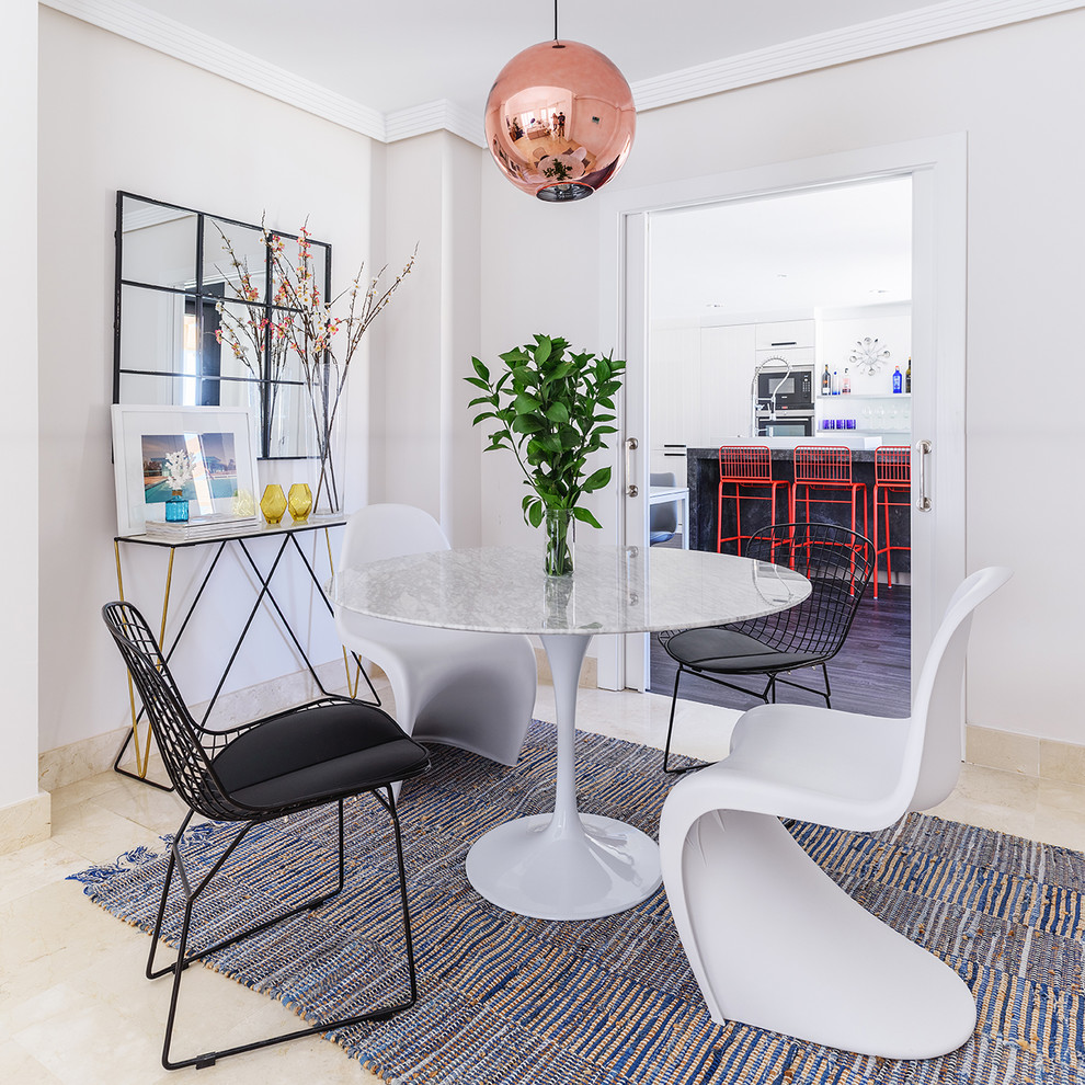 Immagine di una piccola sala da pranzo contemporanea chiusa con pareti bianche e pavimento beige