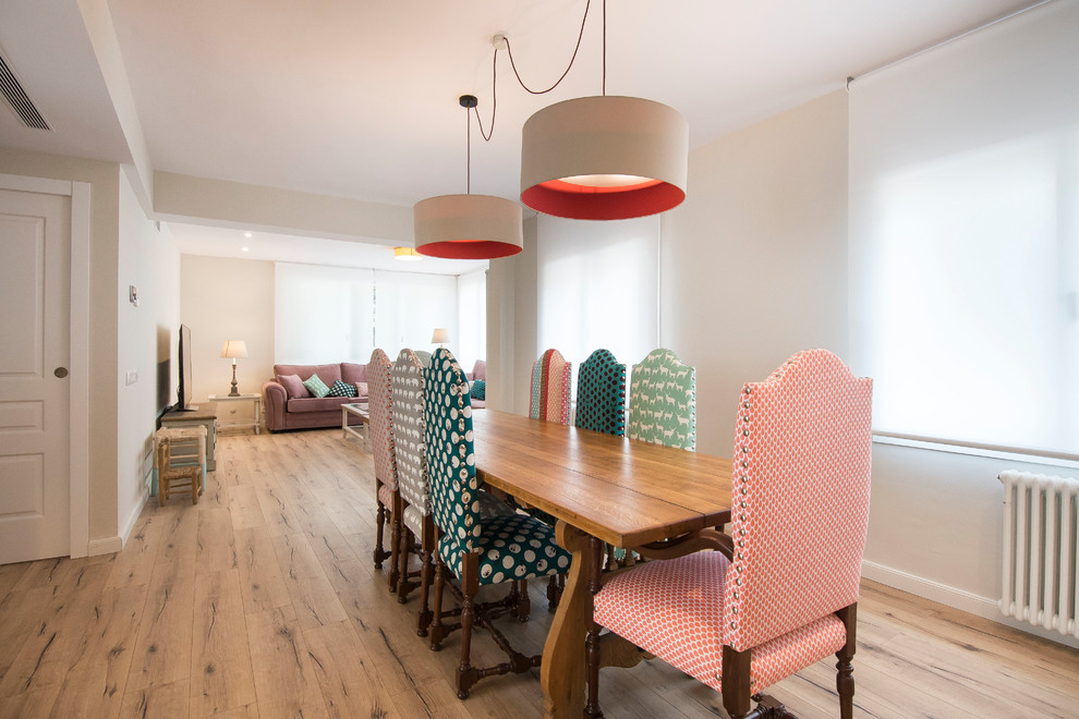 Idee per una sala da pranzo aperta verso il soggiorno mediterranea con pavimento in legno massello medio e pavimento marrone