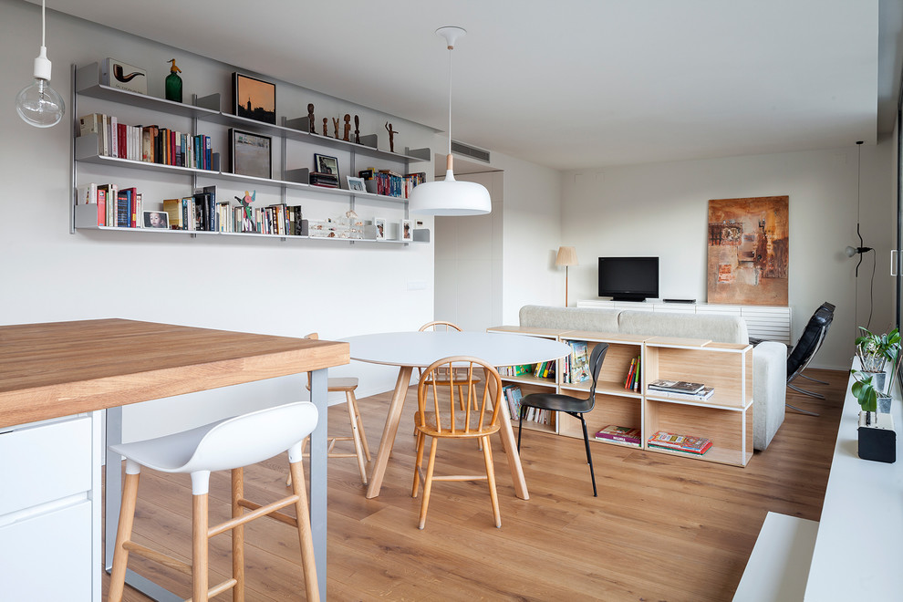 Imagen de comedor moderno de tamaño medio abierto con suelo de madera en tonos medios y paredes blancas