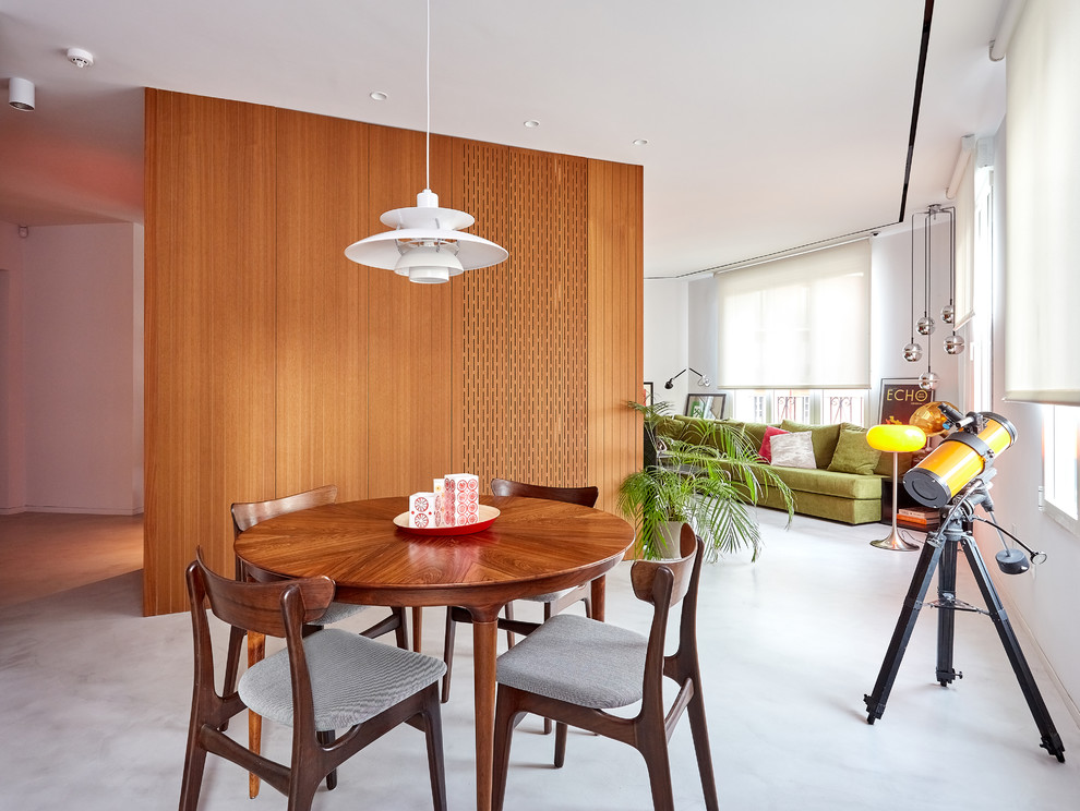 Идея дизайна: большая гостиная-столовая в стиле модернизм с белыми стенами, бетонным полом и серым полом без камина