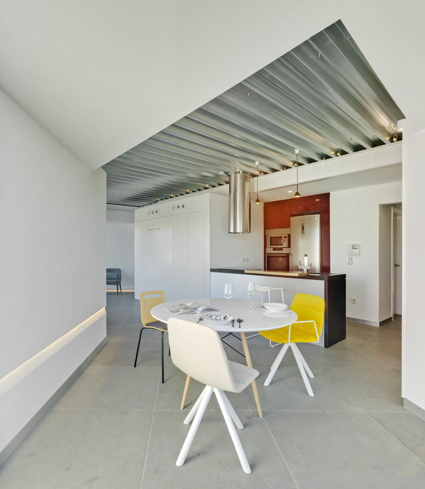 Стильный дизайн: гостиная-столовая среднего размера в стиле лофт с белыми стенами, полом из керамической плитки и серым полом - последний тренд