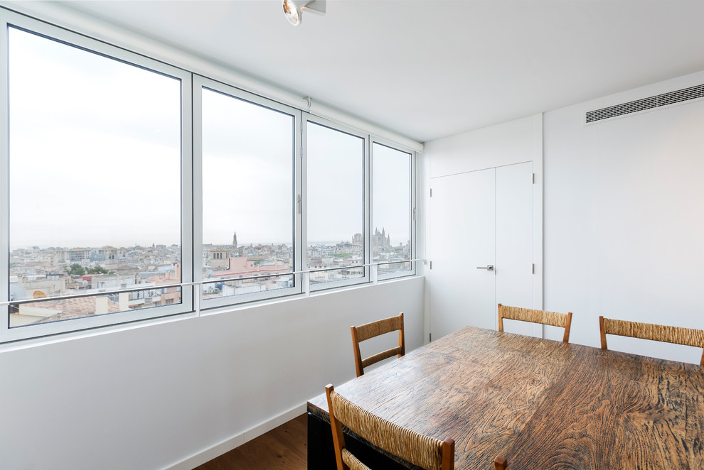 Immagine di una piccola sala da pranzo classica chiusa con pareti bianche e pavimento in legno massello medio