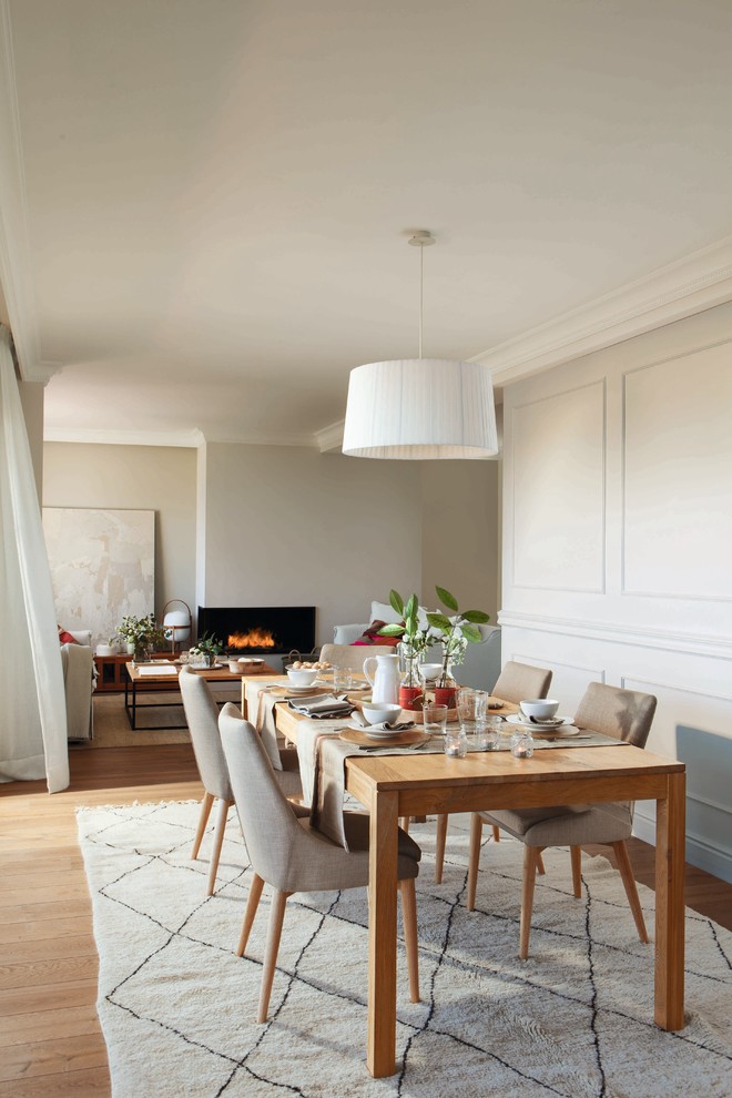 Idéer för en mellanstor minimalistisk separat matplats, med vita väggar och mellanmörkt trägolv