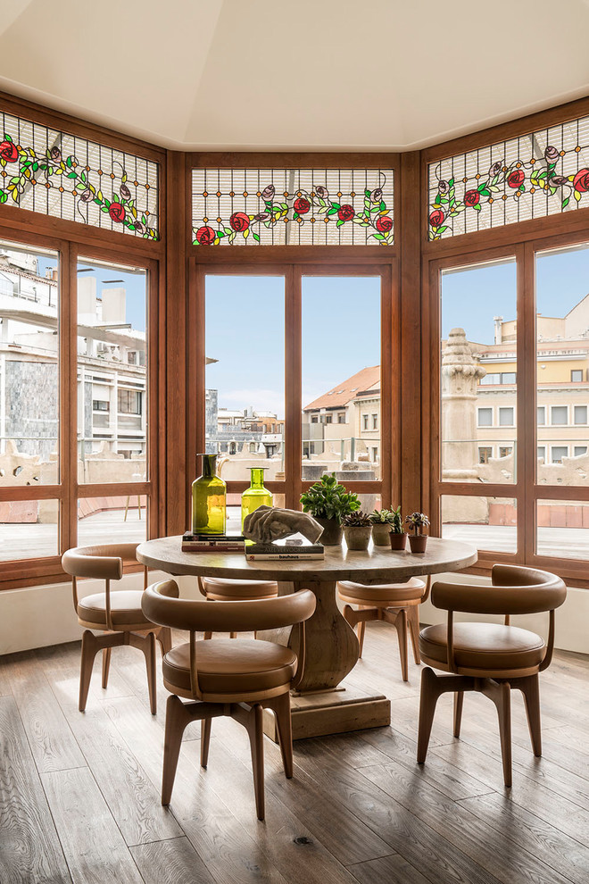 Réalisation d'une salle à manger ouverte sur le salon méditerranéenne de taille moyenne avec un mur beige, parquet foncé et un sol marron.