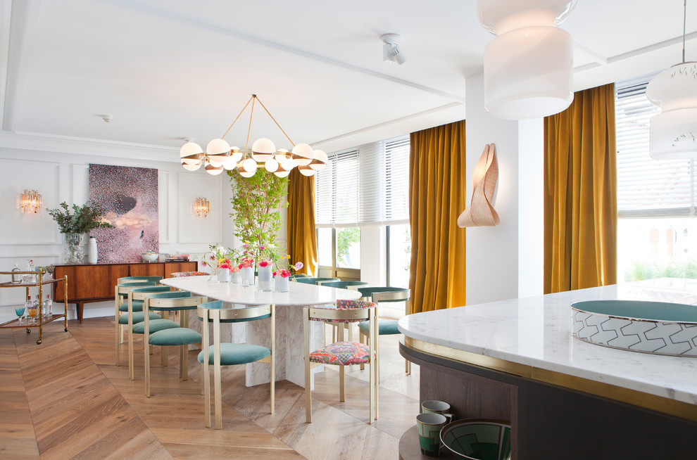 Aménagement d'une salle à manger ouverte sur la cuisine contemporaine avec un mur blanc, un sol en bois brun et un sol marron.