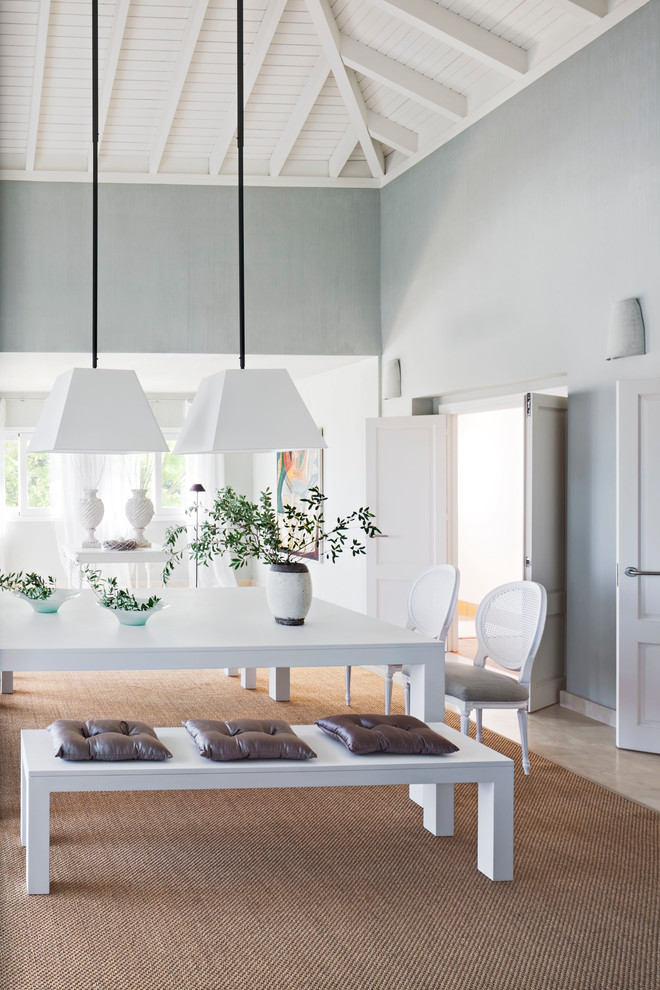 Стильный дизайн: большая отдельная столовая в средиземноморском стиле с серыми стенами и ковровым покрытием без камина - последний тренд