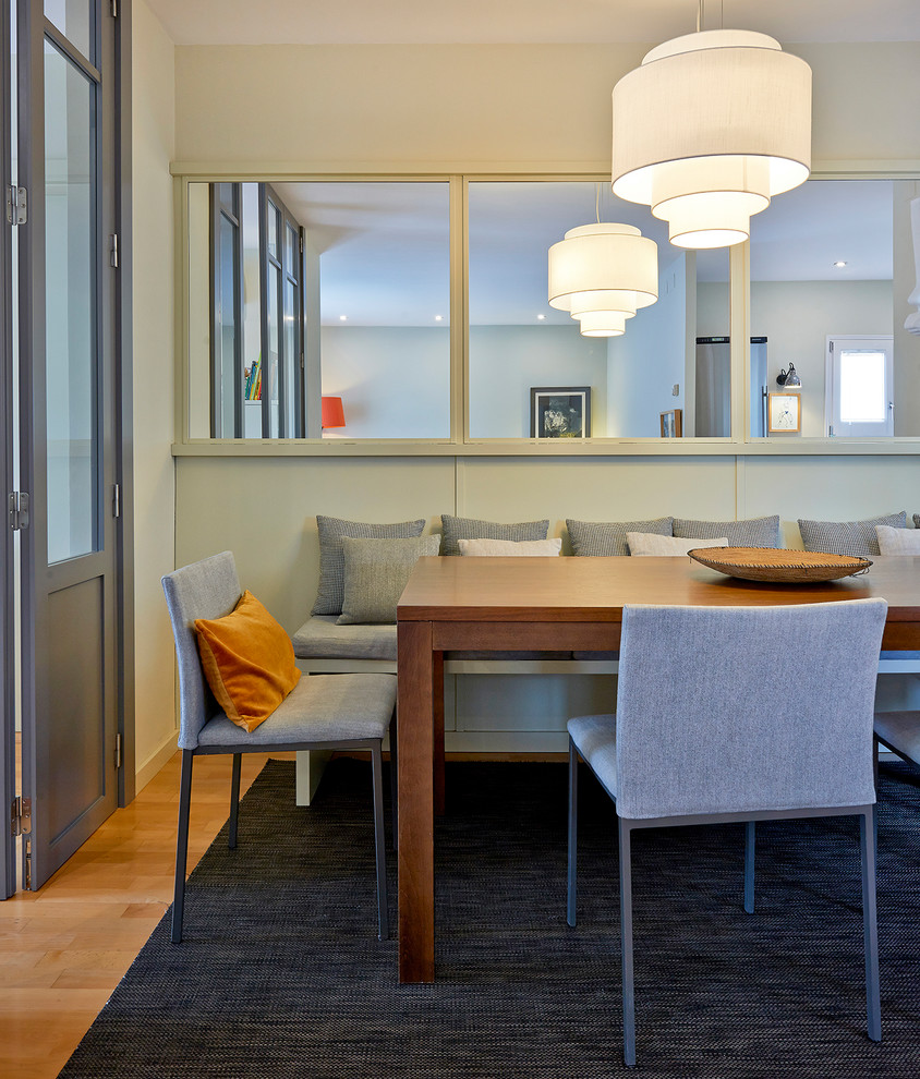 Aménagement d'une salle à manger contemporaine fermée et de taille moyenne avec un mur gris, un sol en bois brun et un sol orange.