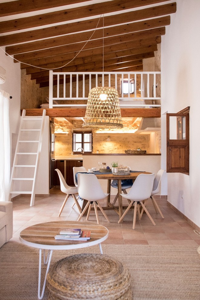 Ispirazione per una sala da pranzo aperta verso il soggiorno mediterranea con pareti bianche, pavimento in terracotta e nessun camino