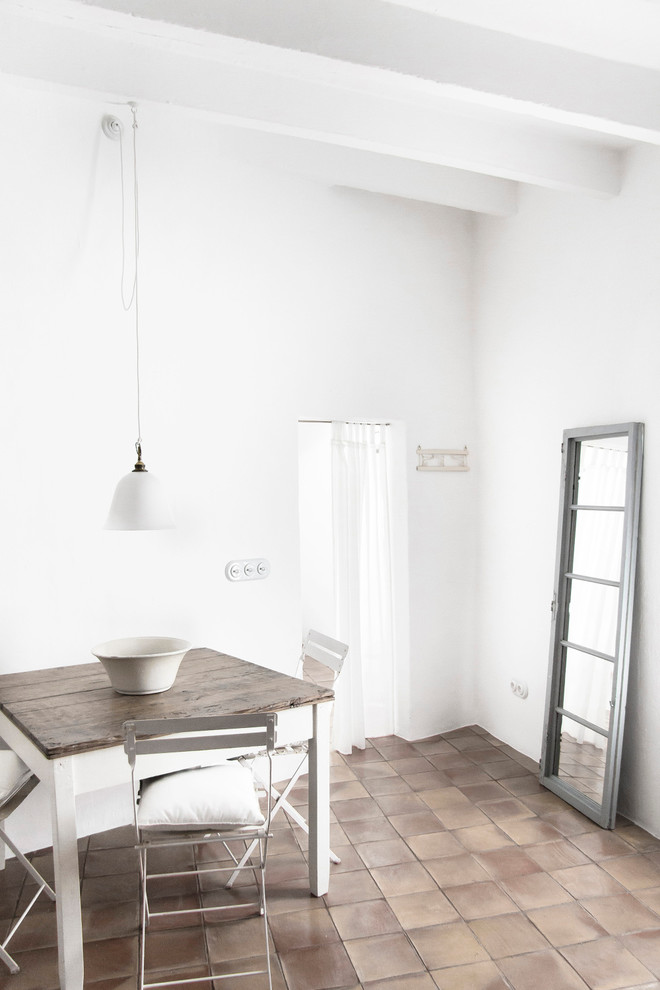 Источник вдохновения для домашнего уюта: маленькая гостиная-столовая в средиземноморском стиле с белыми стенами и полом из терракотовой плитки без камина для на участке и в саду