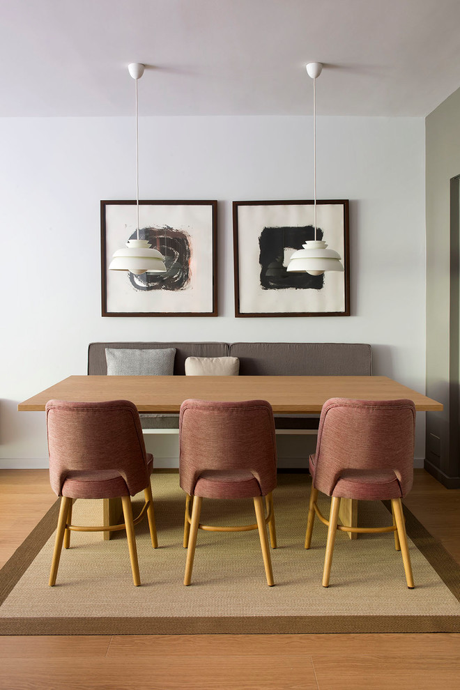 Ispirazione per una sala da pranzo scandinava con pareti bianche e pavimento marrone