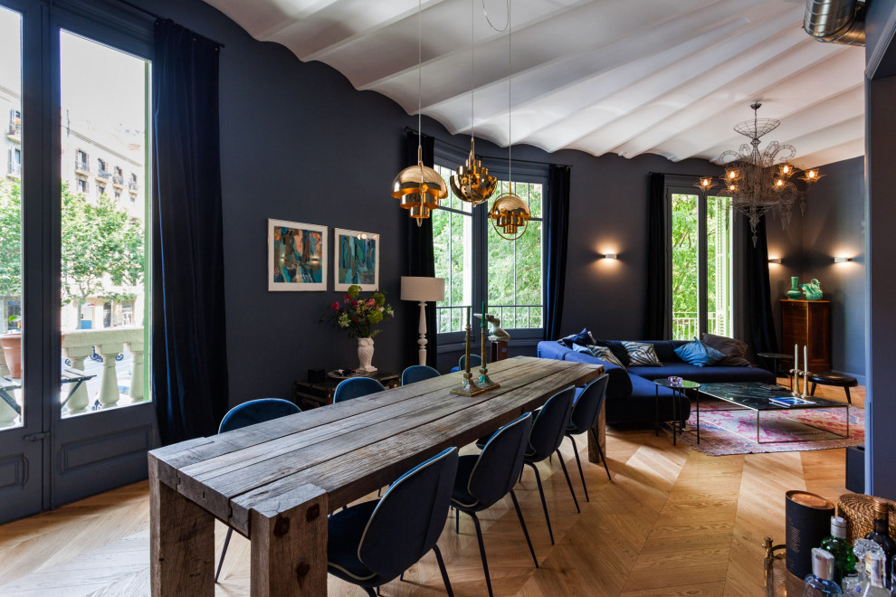 Idéer för en mellanstor medelhavsstil matplats, med brunt golv, blå väggar och mellanmörkt trägolv