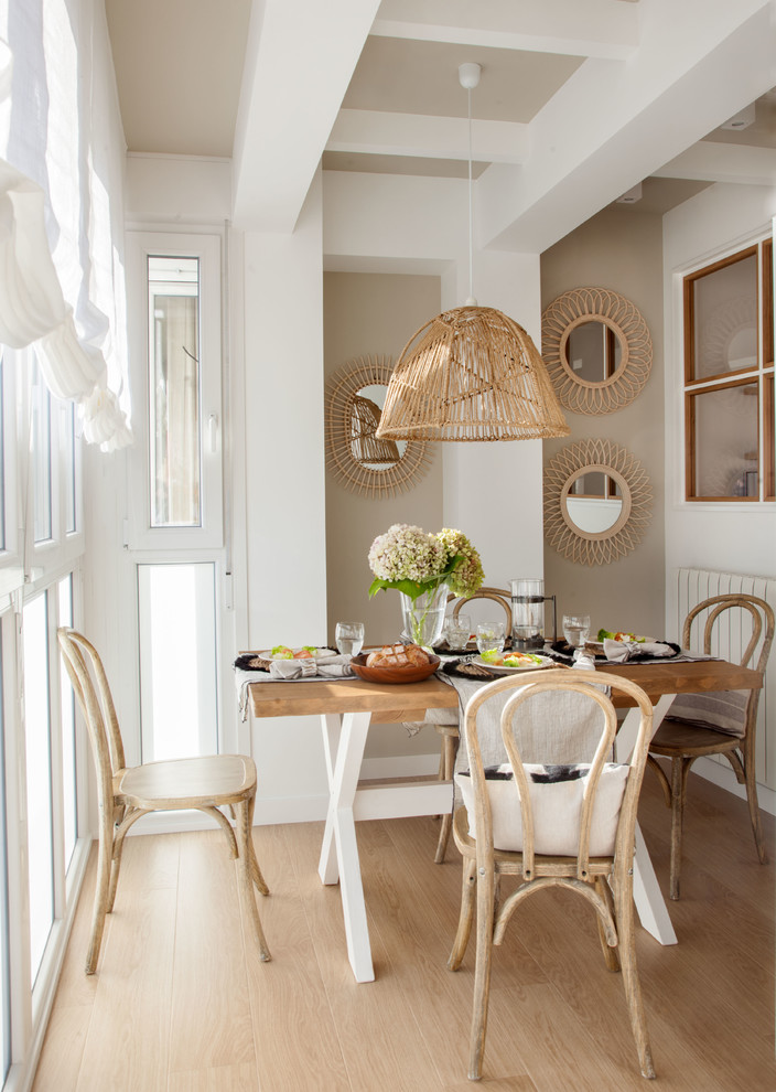 На фото: столовая в скандинавском стиле с бежевыми стенами, светлым паркетным полом и бежевым полом с