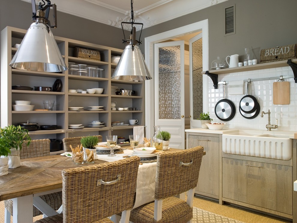 Cette photo montre une salle à manger ouverte sur la cuisine nature de taille moyenne avec un mur gris et aucune cheminée.
