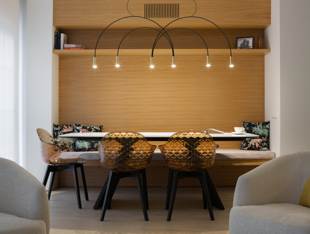 Idee per una sala da pranzo aperta verso il soggiorno design di medie dimensioni con pavimento in pietra calcarea, pareti bianche e pavimento beige