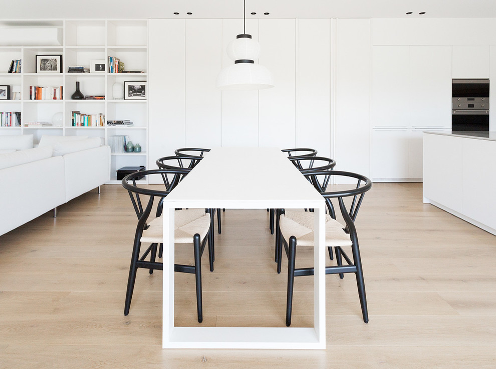 Свежая идея для дизайна: столовая в стиле модернизм - отличное фото интерьера
