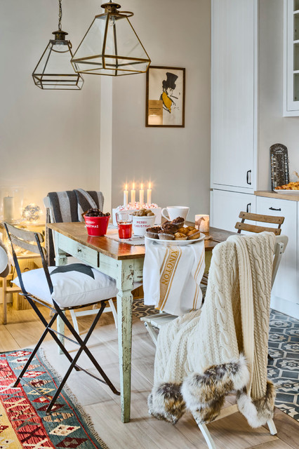 Silla salon comedor con barrotes y tapizada, silla clasica de