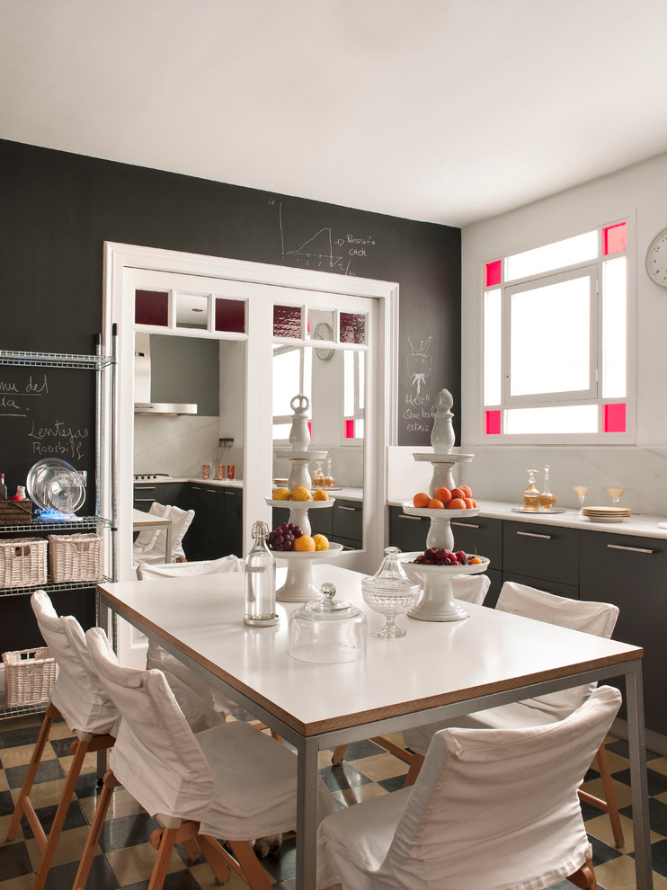 Свежая идея для дизайна: большая кухня-столовая в классическом стиле с разноцветными стенами и полом из керамической плитки без камина - отличное фото интерьера