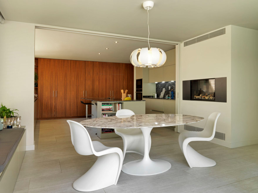 Foto di una sala da pranzo aperta verso il soggiorno moderna di medie dimensioni