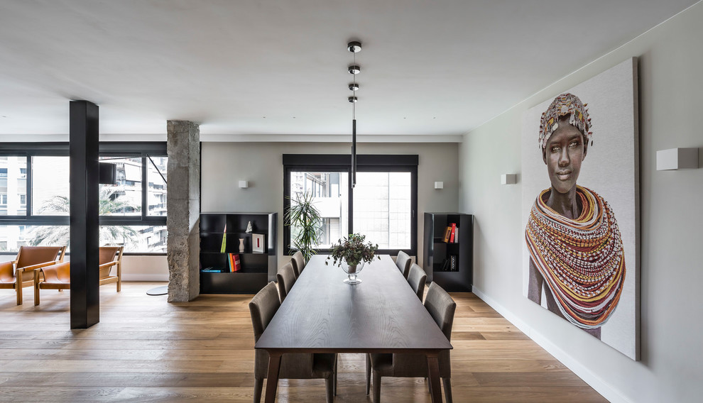 Esempio di una grande sala da pranzo aperta verso il soggiorno minimal con pavimento in legno massello medio e pavimento marrone