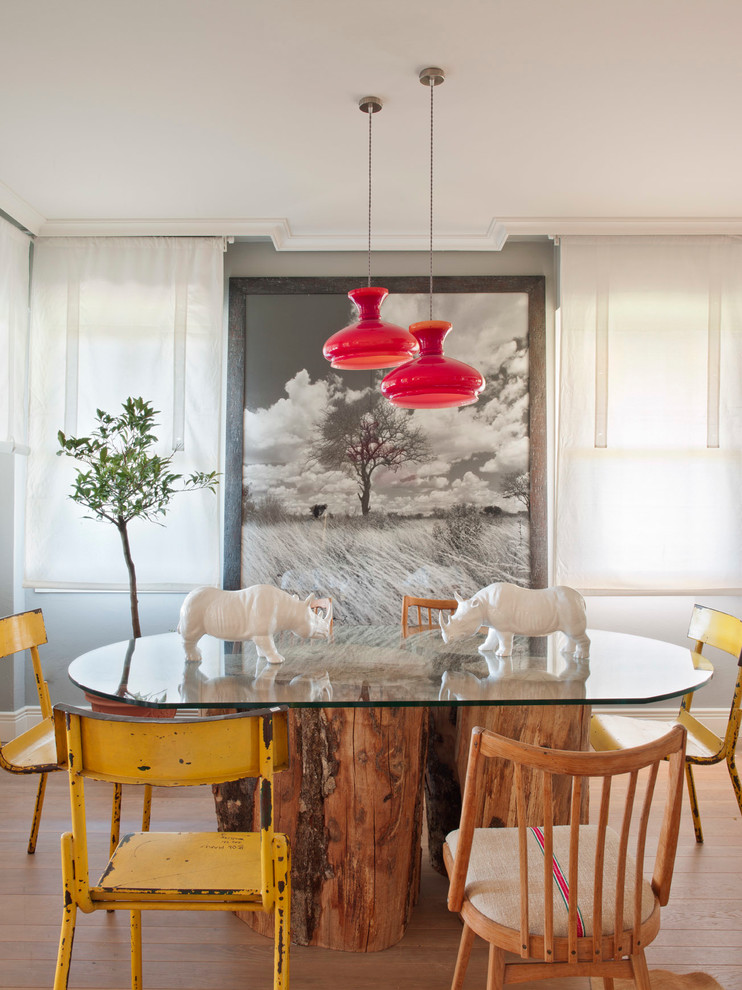 Imagen de comedor bohemio de tamaño medio sin chimenea con paredes grises y suelo de madera en tonos medios