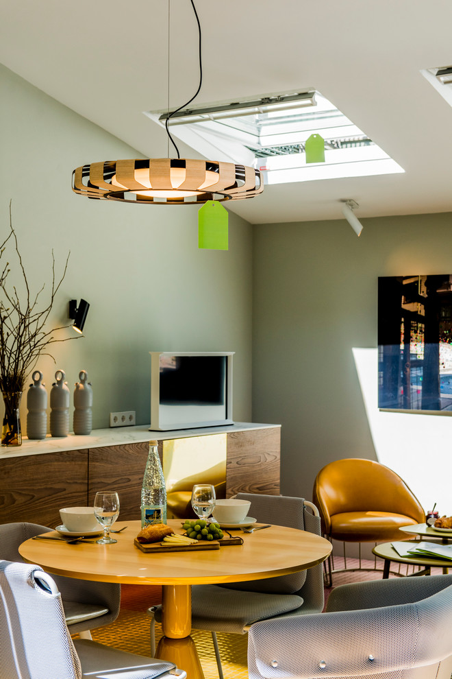 Aménagement d'une petite salle à manger ouverte sur le salon scandinave avec un mur vert et aucune cheminée.
