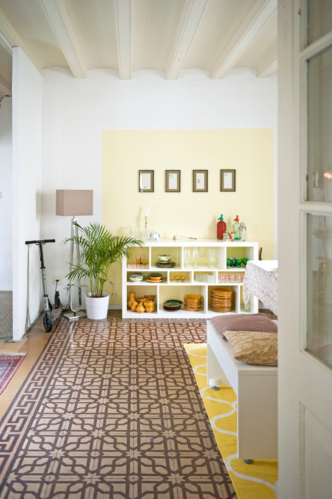 Пример оригинального дизайна: гостиная-столовая среднего размера в средиземноморском стиле с разноцветными стенами и полом из керамической плитки