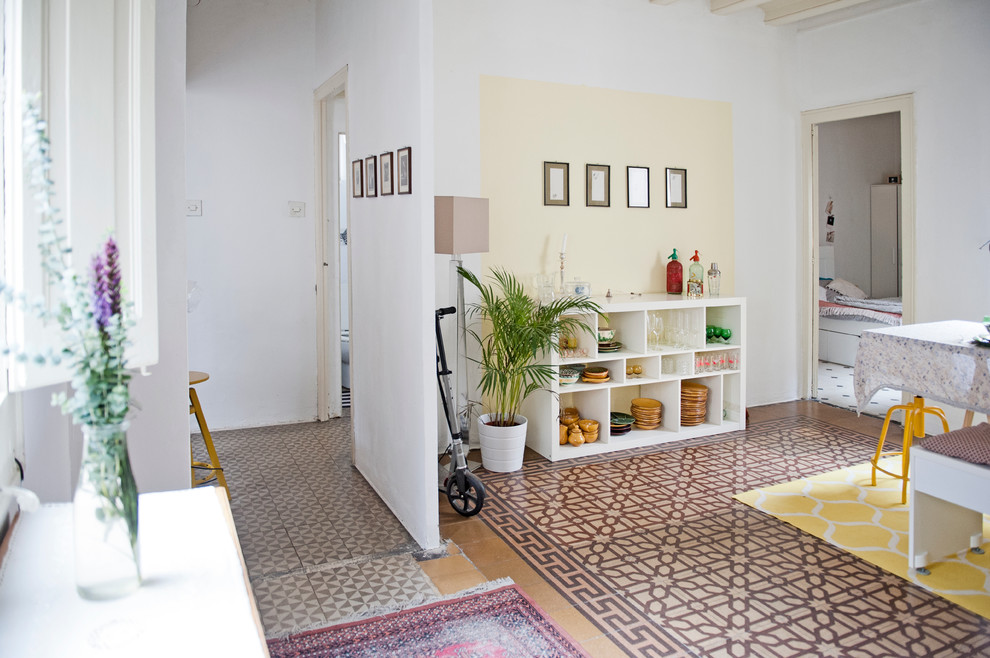 На фото: гостиная-столовая среднего размера в средиземноморском стиле с разноцветными стенами и полом из керамической плитки без камина