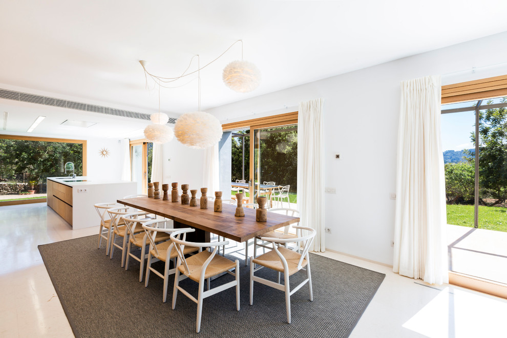 Cette image montre une grande salle à manger ouverte sur le salon design avec un mur blanc et aucune cheminée.