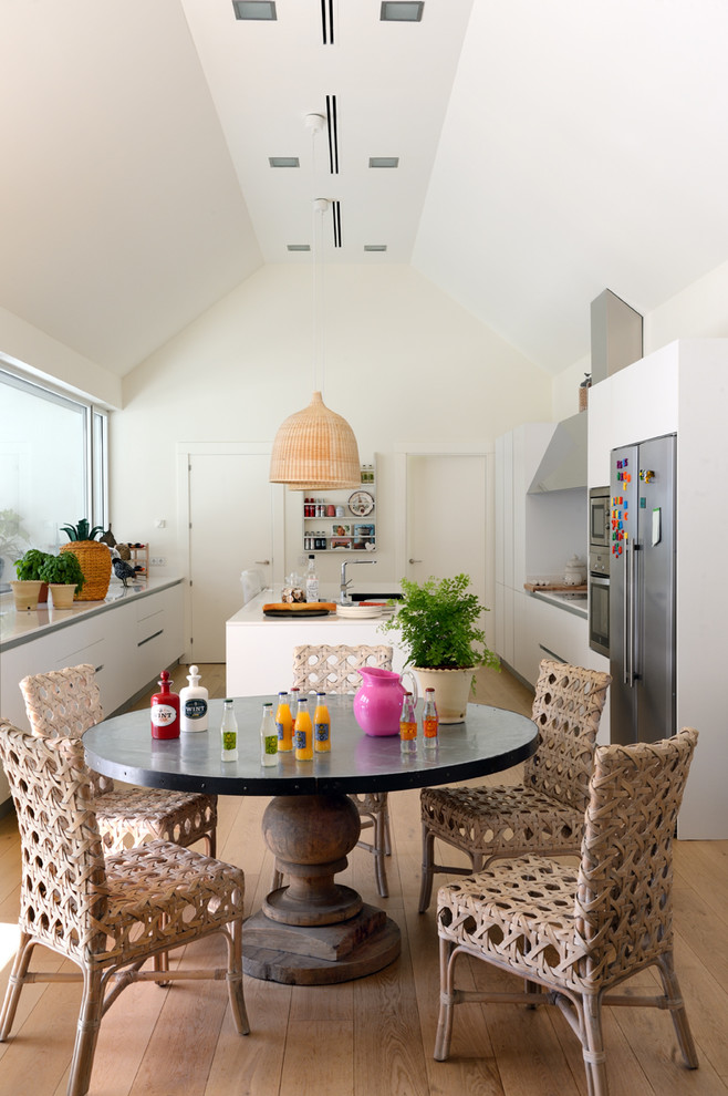 Imagen de comedor de cocina de estilo de casa de campo de tamaño medio sin chimenea con paredes blancas y suelo de madera clara