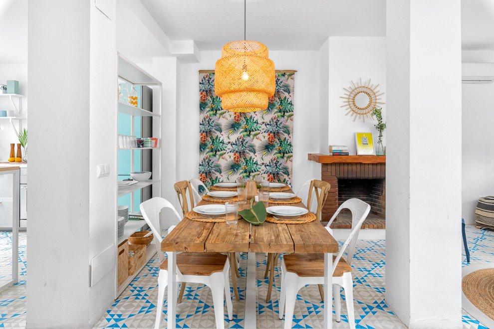 Immagine di una sala da pranzo mediterranea con pareti bianche e pavimento multicolore
