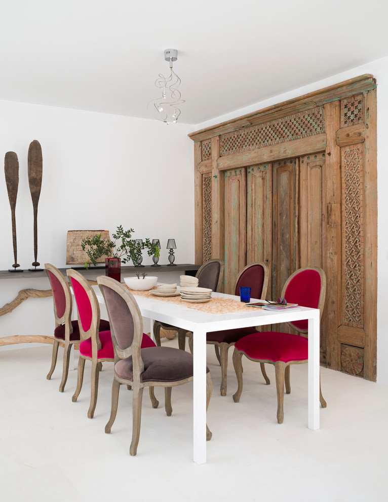 Idee per una sala da pranzo mediterranea di medie dimensioni con pareti bianche, nessun camino e pavimento bianco