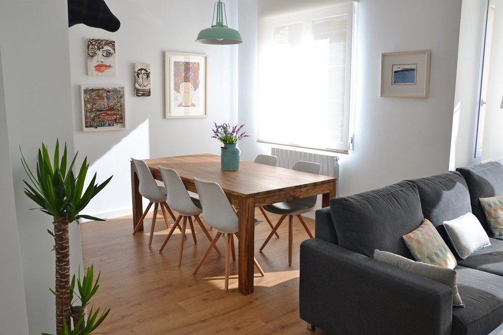 Bild på en mellanstor minimalistisk matplats med öppen planlösning, med vita väggar och mellanmörkt trägolv