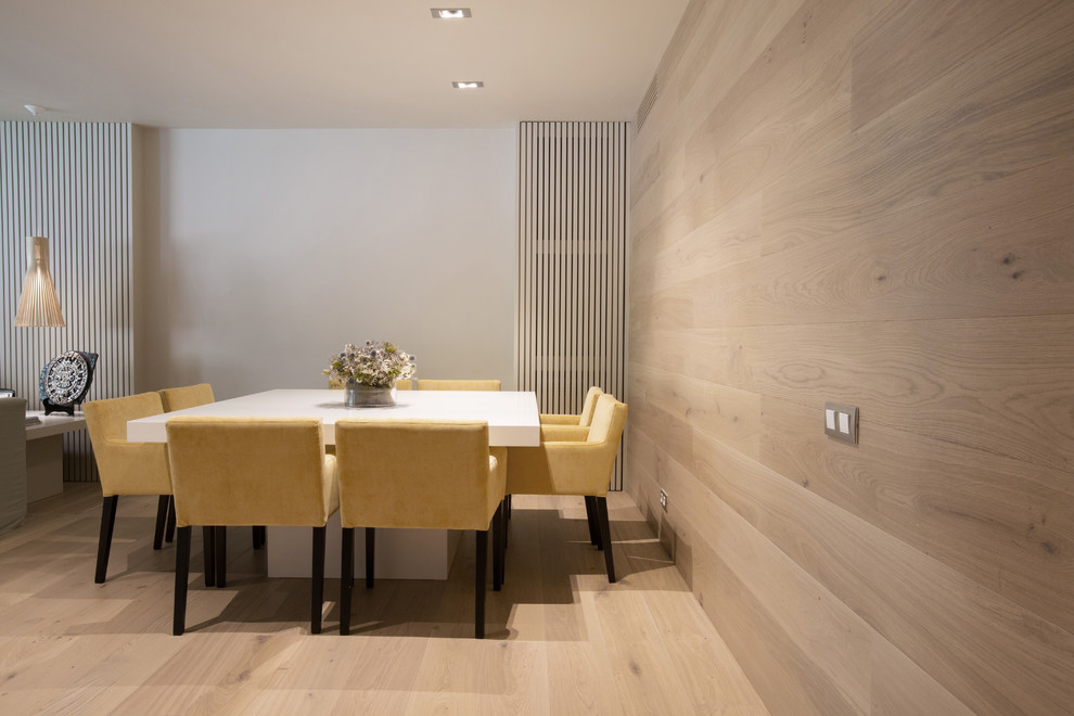 Offenes, Großes Modernes Esszimmer mit weißer Wandfarbe und braunem Holzboden in Barcelona
