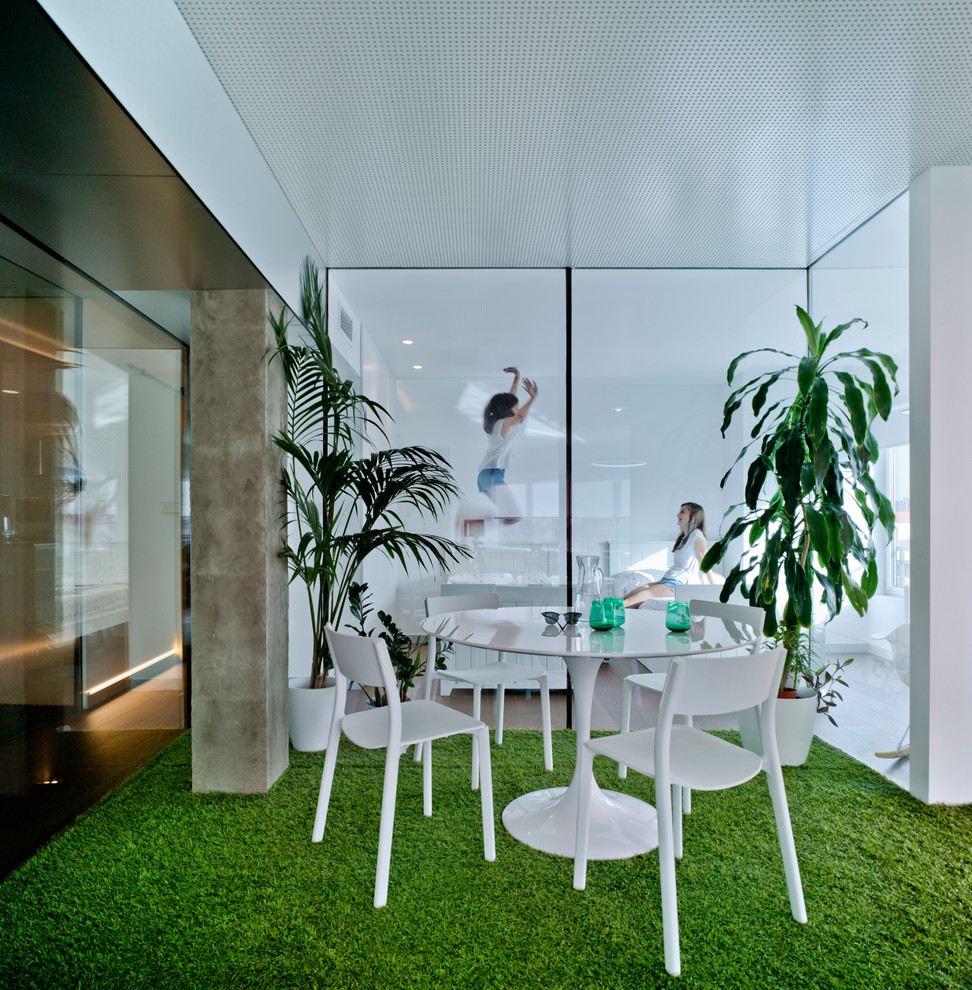 Immagine di una sala da pranzo aperta verso il soggiorno design di medie dimensioni con pareti bianche e nessun camino