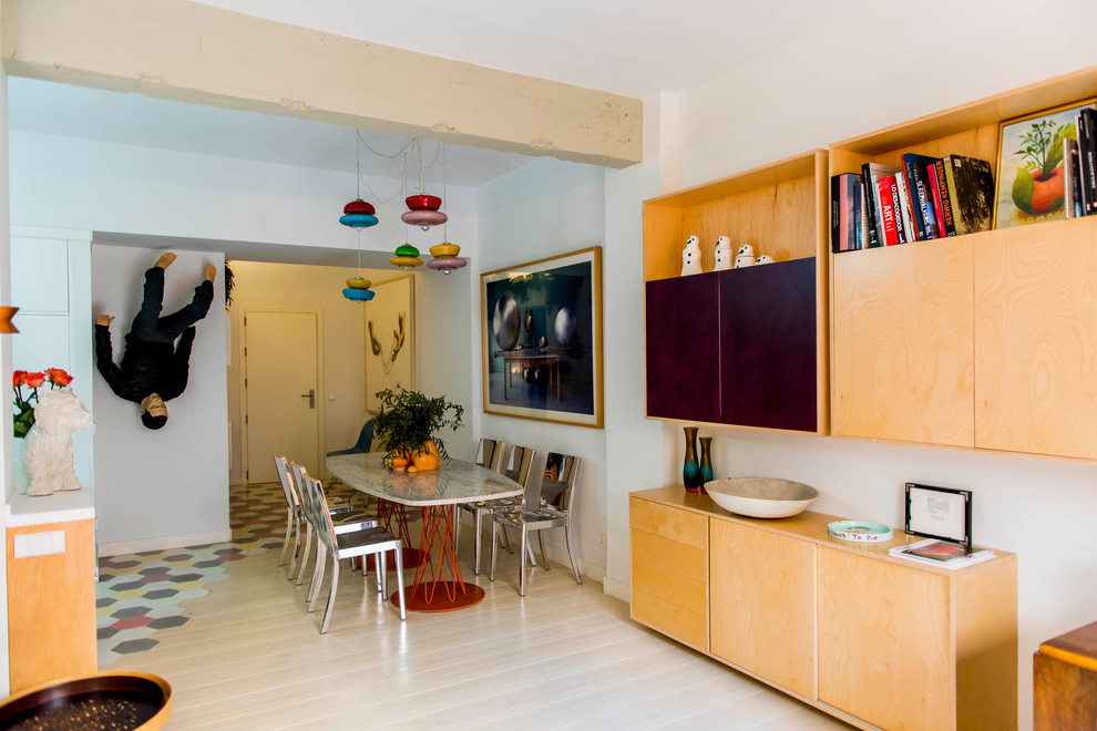 Foto de comedor bohemio de tamaño medio abierto sin chimenea con paredes multicolor y suelo de madera clara