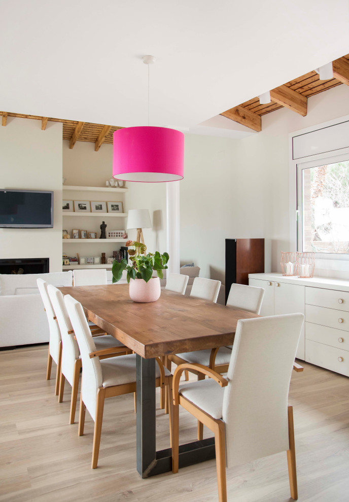 Idee per una sala da pranzo aperta verso il soggiorno mediterranea con pareti bianche, parquet chiaro, pavimento beige e soffitto in legno