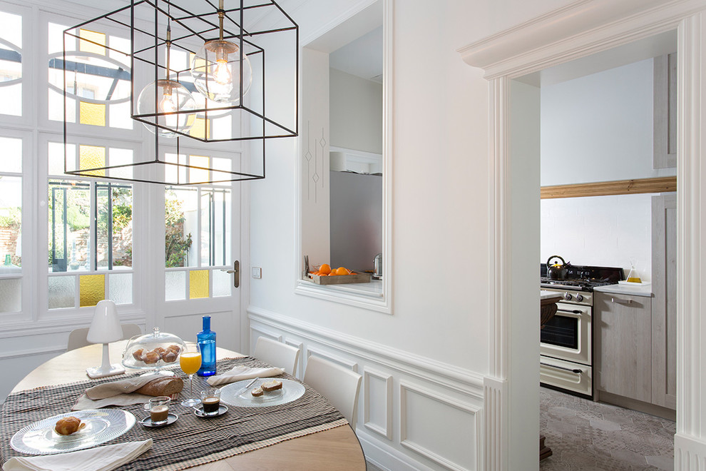 Idée de décoration pour une salle à manger ouverte sur la cuisine nordique de taille moyenne avec un mur blanc et aucune cheminée.